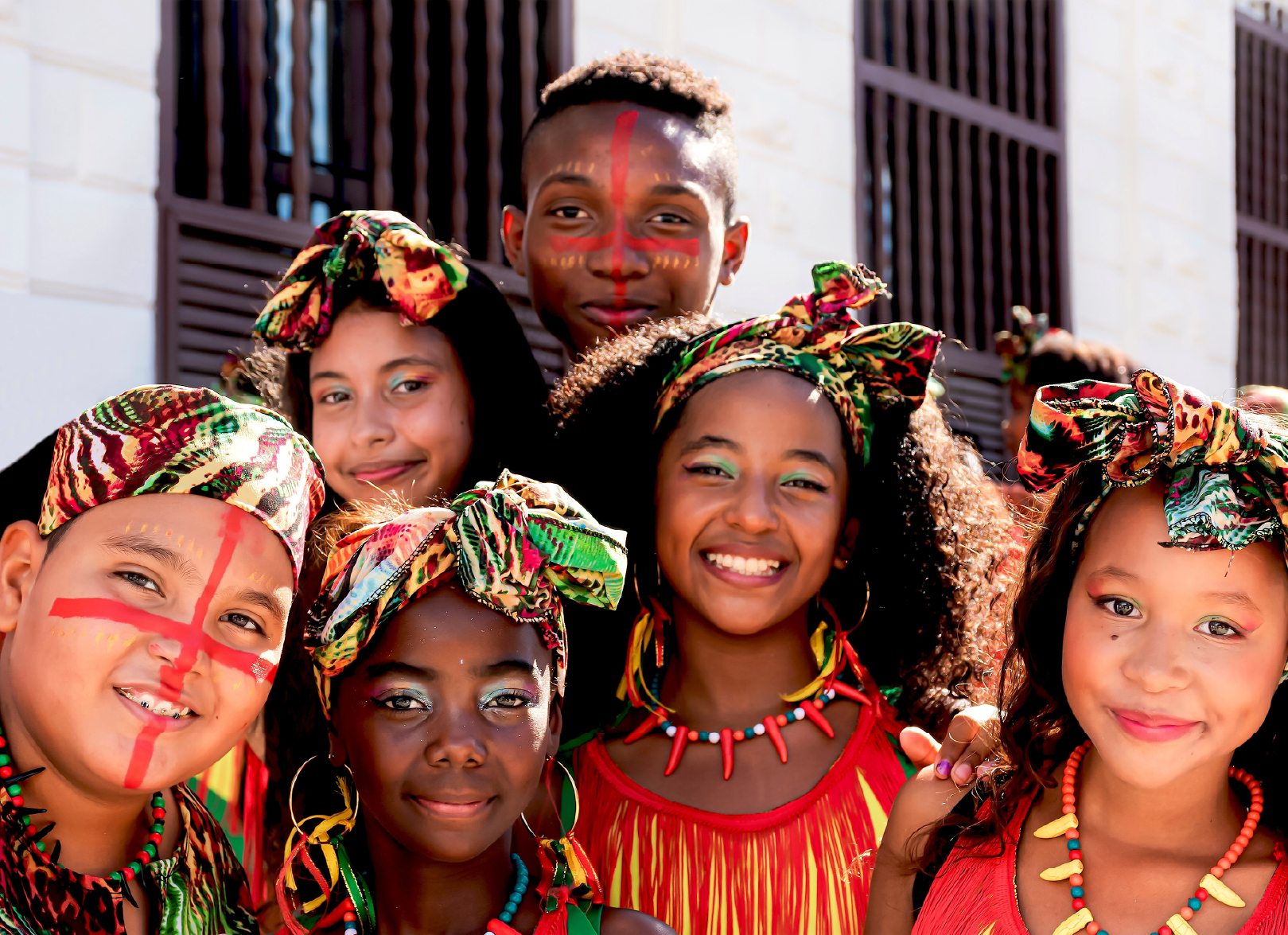 Jovenes con trajes folclóricos