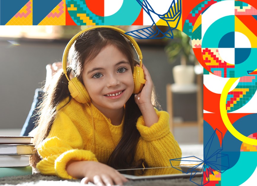 Foto de una niña recostada en el suelo con audífonos