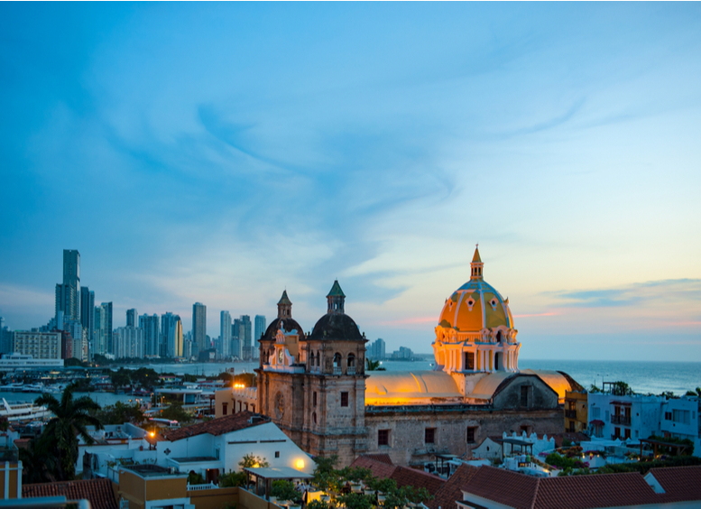 Vista panorámica nocturna de Cartagena de Indias, Colombia.