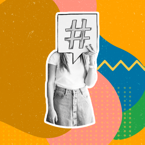 Niña mostrando papel