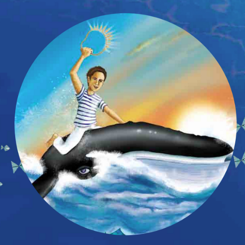 Se ve a un niño sonriente montado sobre una gran ballena. El niño lleva una camiseta a rayas azules y blancas y pantalón blanco. En su mano derecha sostiene un aro que irradia luz. La ballena parece estar nadando entre las olas.