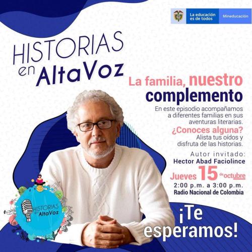 Afiche azul y blanco de «Historias en AltaVoz: La familia, nuestro complemento». Muestra al autor Héctor Abad Faciolince con gafas y camisa blanca. Anuncia su emisión el jueves 15 de octubre, de 2 a 3 p. m. por Radio Nacional de Colombia. Incluye logos del Ministerio de Educación.