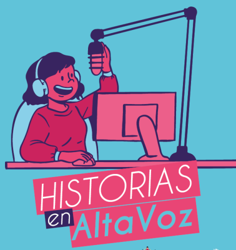 Ilustración digital de estilo caricatura de una mujer joven con audífonos en un estudio de radio, sonriendo frente a un micrófono y un monitor sobre un escritorio. Debajo del escritorio, un recuadro rosa y rojo muestra el título en letras blancas: "HISTORIAS en AltaVoz" sobre fondo azul claro.