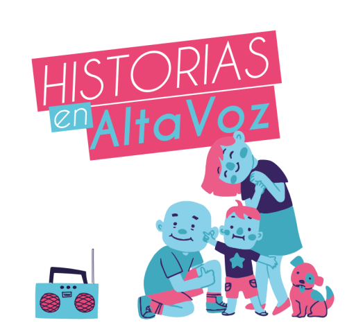 Logo del recurso "HISTORIAS en AltaVoz" en texto rosa y azul. Abajo, una ilustración de una familia sonriente (padre, madre y niño pequeño) junto a su perro rosa y un pequeño radio portátil azul con antena, evocando la escucha de relatos en familia.