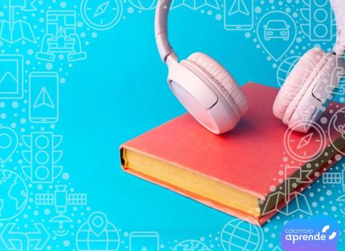 Un libro cerrado y encima de él unos audífonos