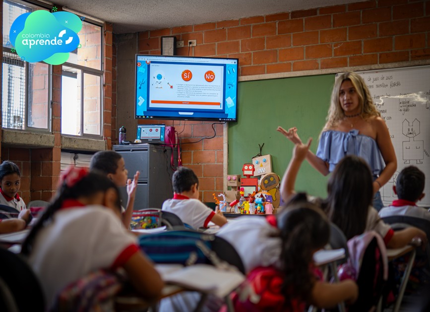 Docente enseñando a sus estudiantes en una aula de clases 