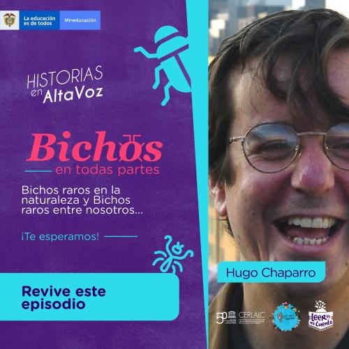 Póster. Izquierda: fondo morado, logos institucionales, texto 'HISTORIAS en AltaVoz', título 'Bichos en todas partes' y botón celeste 'Revive este episodio'. Derecha: foto de 'Hugo Chaparro' sonriendo con gafas, su nombre en recuadro celeste y logos de lectura.