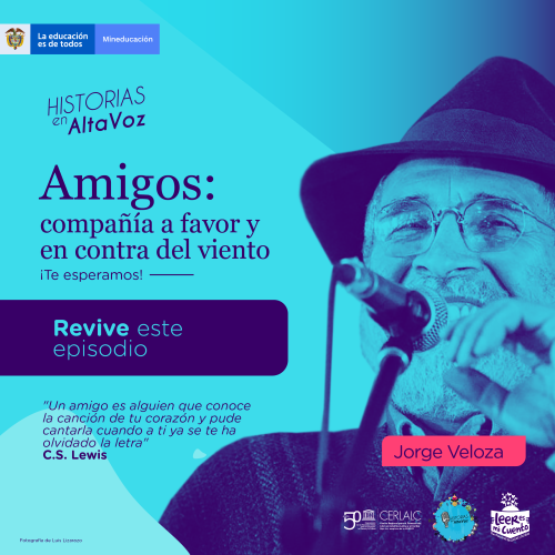 Banner «Historias en AltaVoz». Título: «Amigos: compañía a favor y en contra del viento» con botón «Revive este episodio». Incluye cita de C.S. Lewis. A la derecha, fotografía de Jorge Veloza cantando con sombrero y micrófono, sobre fondo morado. Contiene logos institucionales.