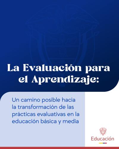 Imagen de fondo azul oscuro arriba y azul claro abajo con una franja roja en la base. El texto en blanco destaca el título "La Evaluación para el Aprendizaje:". En azul se lee el subtítulo sobre transformar prácticas evaluativas en educación básica y media. Abajo aparece el logo "Educación" en rojo con detalles amarillo, azul y rojo.