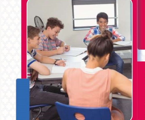 Cuatro jóvenes sonriendo y estudiando en escritorio