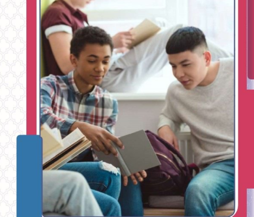 Dos jóvenes mirando libro