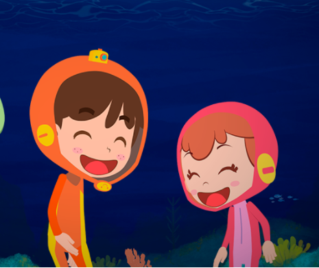 Ilustración de dos personajes infantiles animados sonriendo y mirándose sobre un fondo azul oscuro. El personaje de la izquierda viste un traje naranja con capucha redonda, y el de la derecha usa un traje rosa similar.