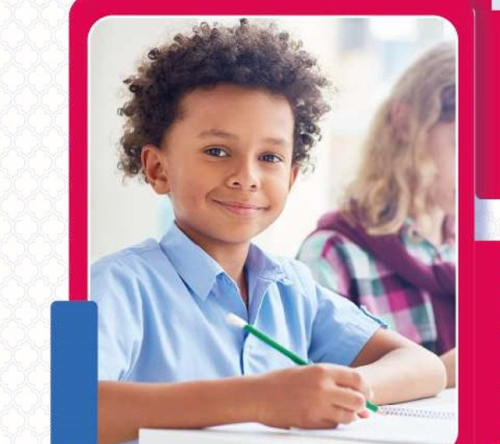 Un niño en escritorio sonriendo