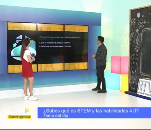 Dos presentadores en un set de TV miran una pantalla digital. A la derecha hay un panel tipo pizarra con dibujos científicos. Abajo, un banner azul dice: "¿Sabes qué es STEM y las habilidades 4.0? Tema del día", junto al logo del programa "Convergencia".