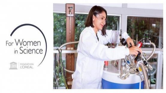 foto de una cientifica en el laboratorio