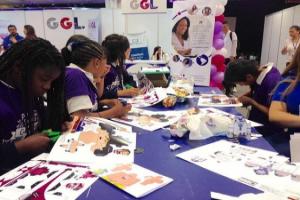 foto de niñas crando en un salón de clases