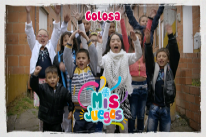 “Mis juegos”, contenidos audiovisuales inclusivos en Colombia Aprende Grupo de 11 niños y niñas, que están felices saltando y con los brazos arriba, se encuentran en una de las cuadras de su barrio. Aparecen dos textos, en la parte superior Golosa, en la inferior "Mis Juegos"