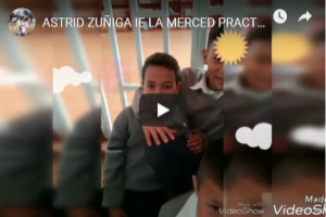 Captura de imagen de dos niños de colegio mirando a la cámara sonriente