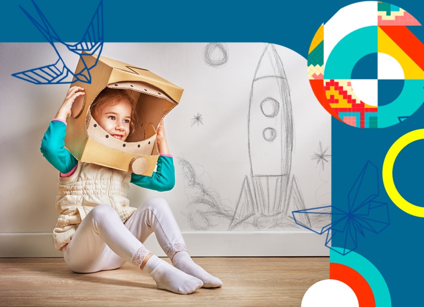 Foto de una niña con una caja en la cabeza jugando a ser astronauta