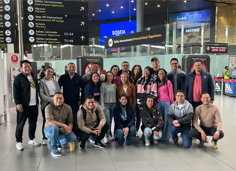 Foto de los docentes ganadores en 2023 en el aeropuerto de Bogotá