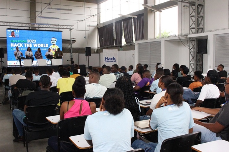 fotografía de varias personas sentadas mirando hacia un auditorio
