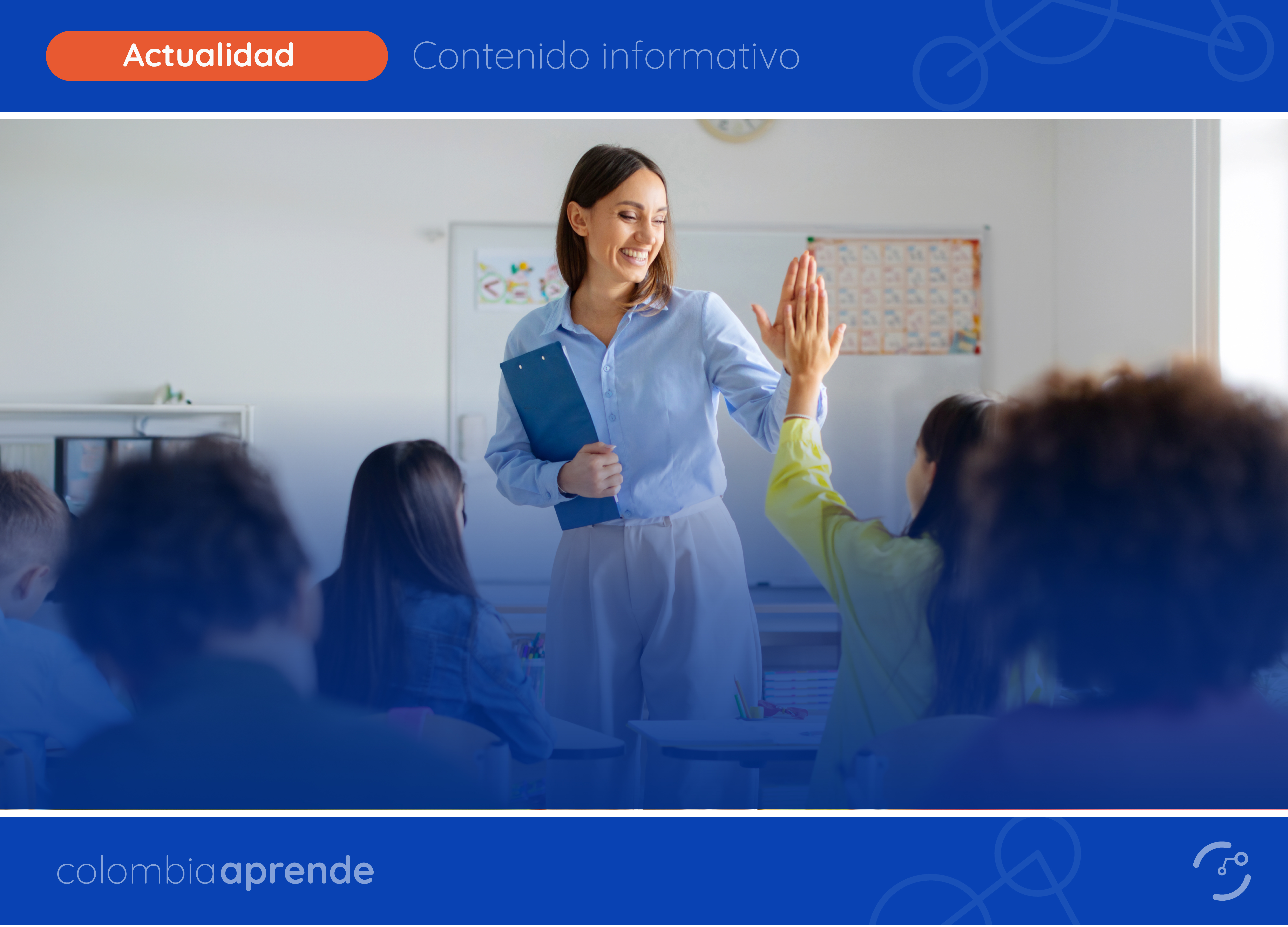 Imagen de una docente con su grupo de alumnos en clase
