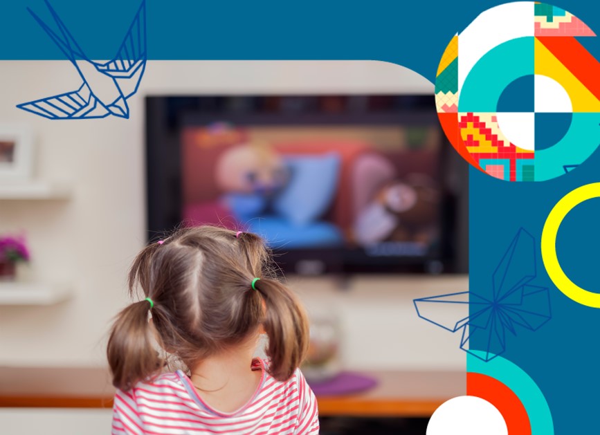 niña viendo tv