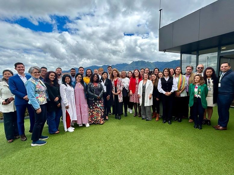Gran grupo de personas del programa Ondas posando al aire libre  