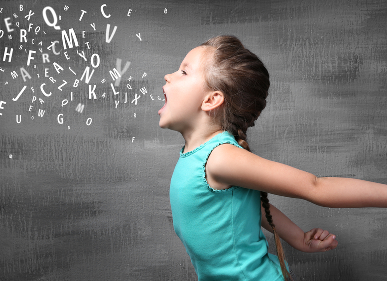 Montaje fotográfico: niña hablando letras