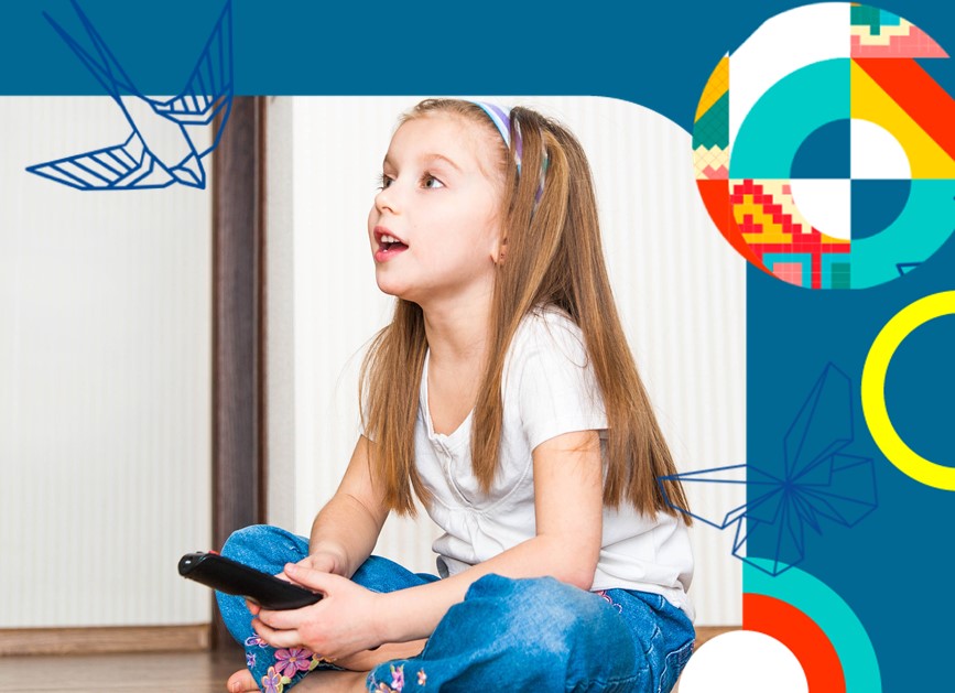 niña viendo television