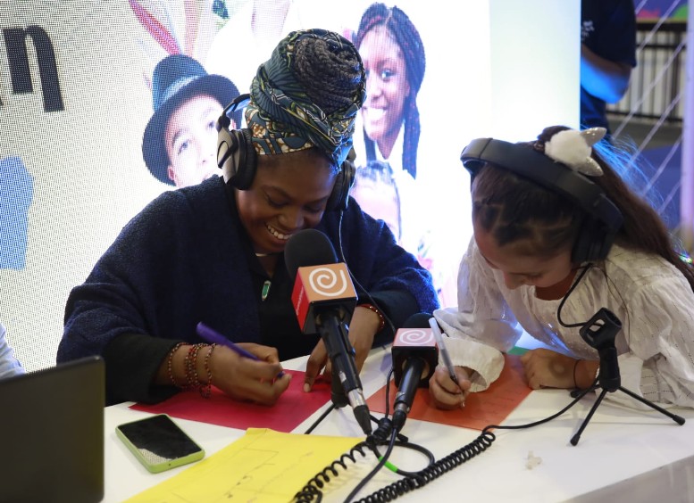 Ministra Aurora Vergara en programa radial durante la feria