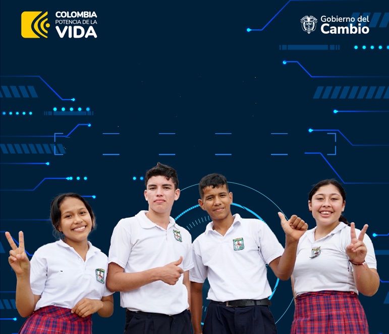 Cuatro estudiantes con uniforme, de educación media sonrien y hacen la V de victoria. Logotipos de gobierno. 