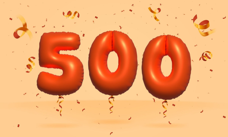 Dibujo del número 500 en rojo sobre fondo naranja, con serpentinas doradas