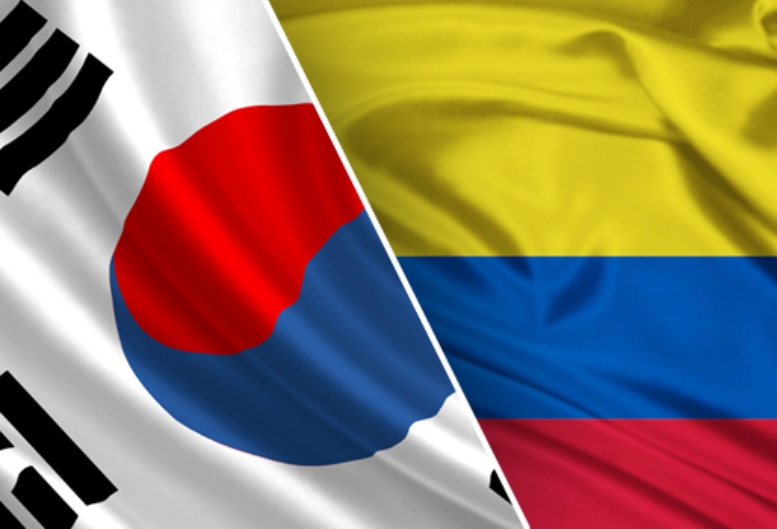 Foto de las banderas de Corea del Sur y de Colombia en primer plano, mitad de una y mitad de otra