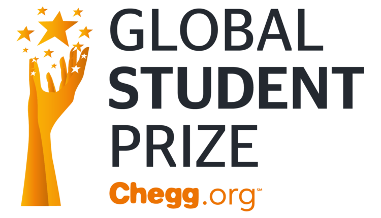 Logo del premio: en la izquierda hay una mano color oro de la que salen estrellas de diferentes tamañoos. A la derecha, el texto en mayúsculas sostenidas "Global Student Prize" (en letras negras). Debajo se lee Chegg.org en letra color naranja