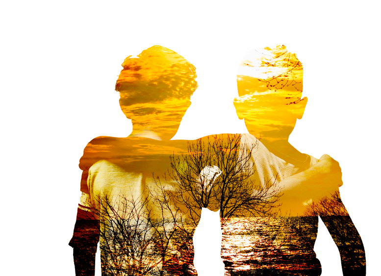 Foto de dos amigos que se abrazan hombro a hombro, de espaldas y en el interior de su cuerpo se reflejan imagenes de la naturaleza