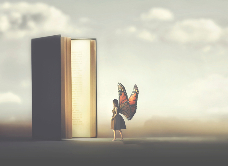 ilustración de una mujer con alas de mariposa que entra a un libro gigante, con un fondo de nubes