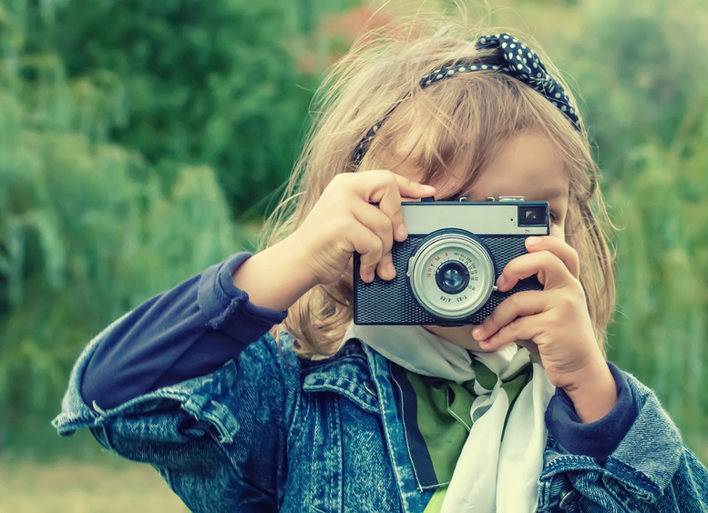 Niña tomando fotos con una cámara