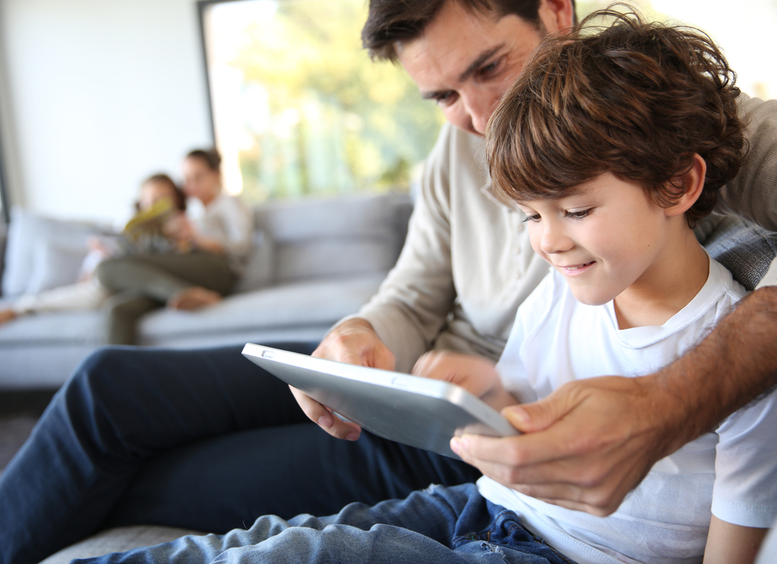 Foto de Padre e hijo jugando con tableta digital