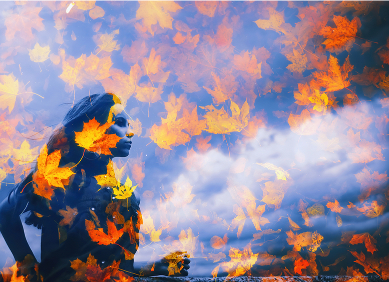 Joven sentada se refleja en el agua, con fondo de nubes y caída de hojas. concepto de crisis de vida