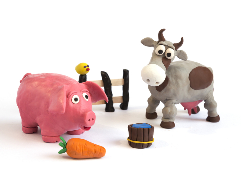 Vaca, cerdo, zanahoria, cubo hechos con plastilina