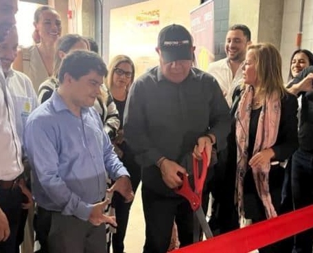 Foto de Jeison Aristizábal con otro señor cortando una cinta roja en acto de inauguración