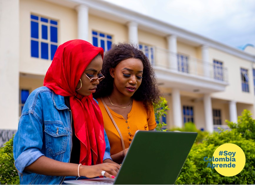 Mujeres viendo computador