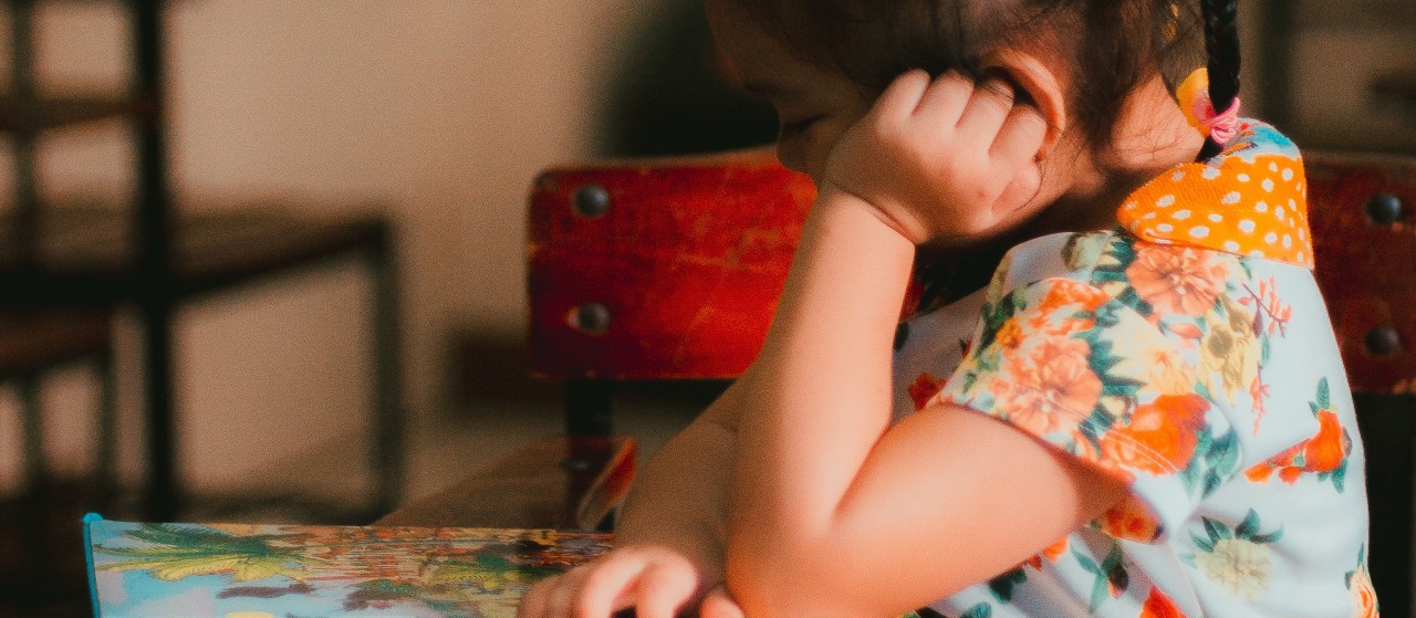 Foto de niña leyendo un cuento