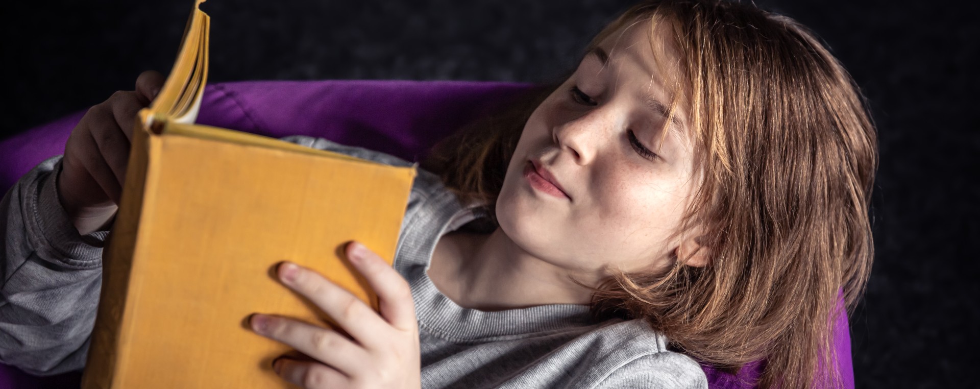Niña leyendo un libro