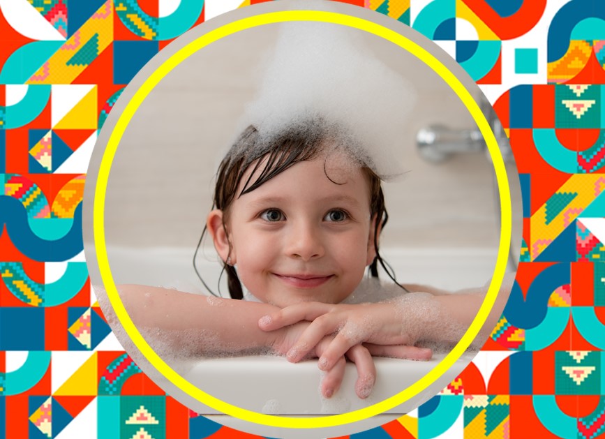 Niño tomando un baño de espuma 