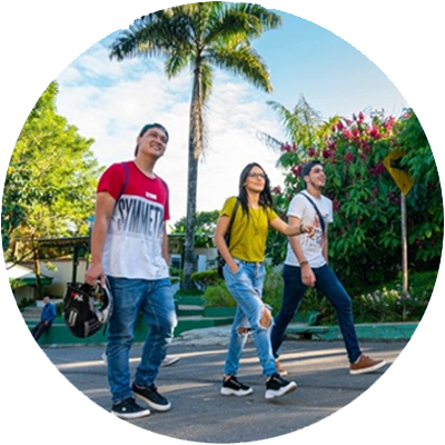 Estudiantes caminando