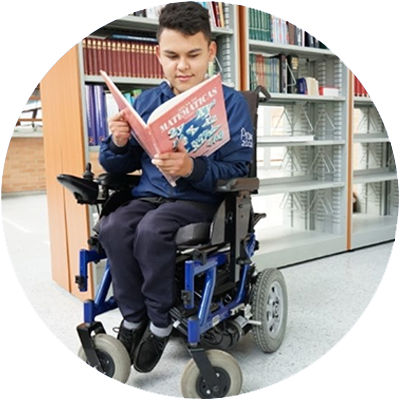Estudiante en silla de ruedas
