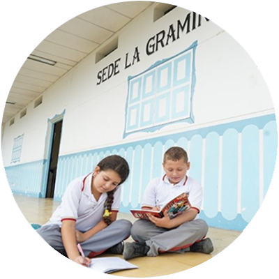 Niño y niña estudiando en institución educativa