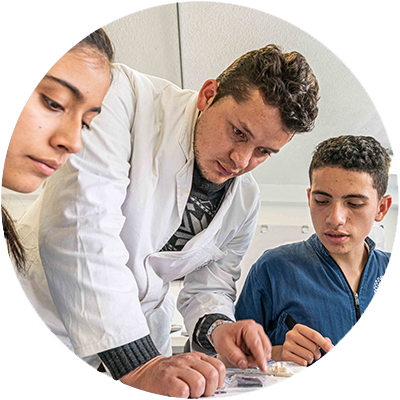 Imagen profesor con estudiantes